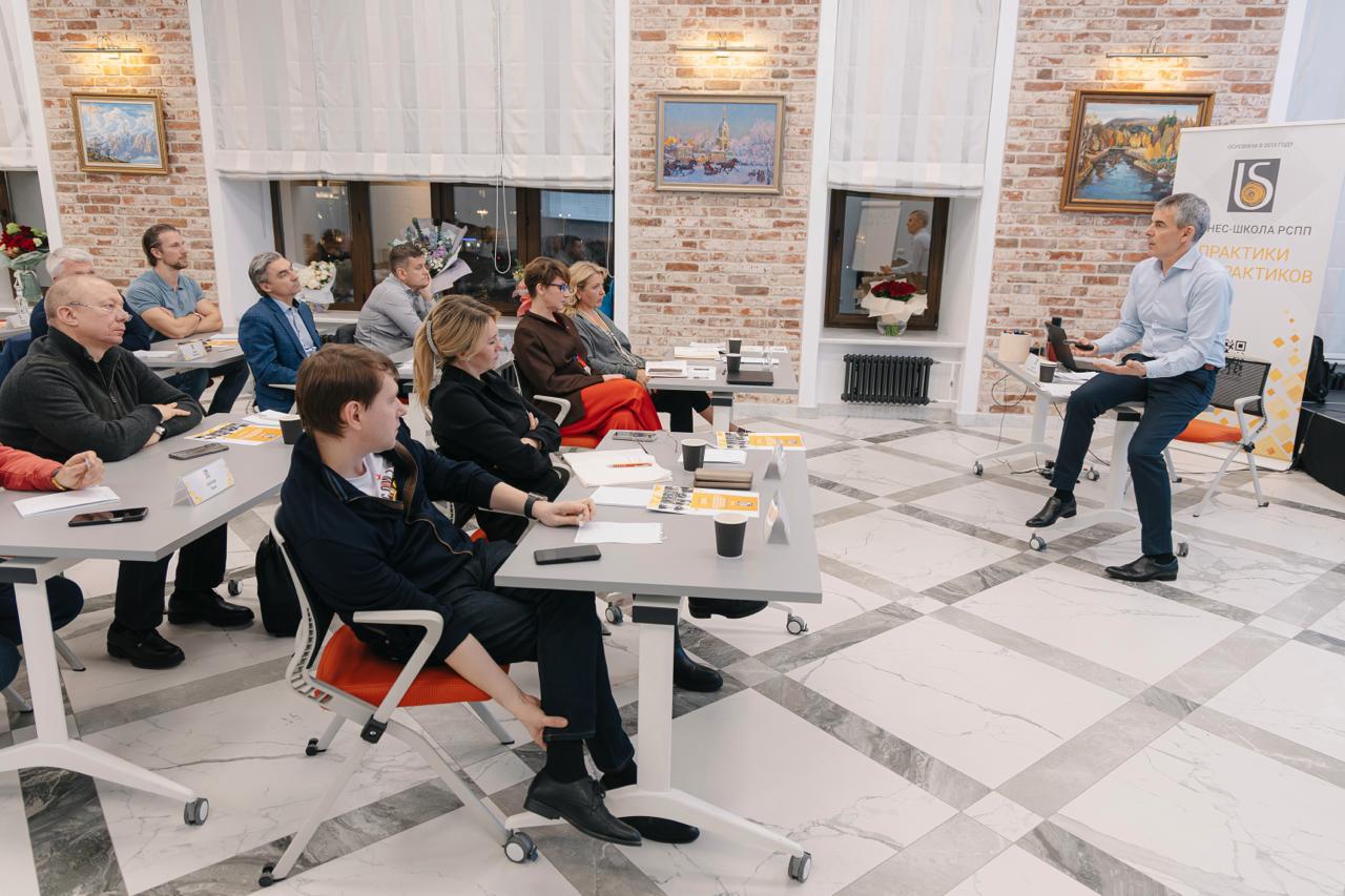Обсуждение с преподавателем в учебном зале